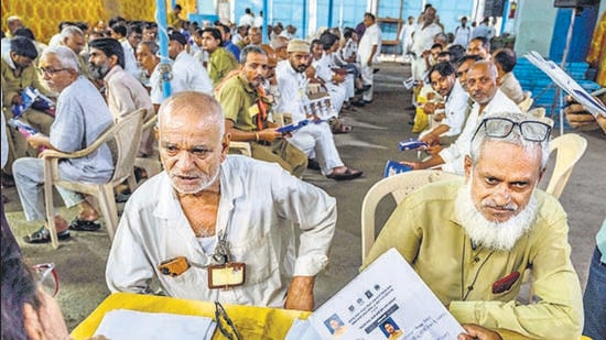 Hundreds of auto-rickshaw and taxi drivers flocked to a modest community hall in Saki Naka on Wednesday to take a Marathi language proficiency test. (Satish Bate/Hindustan Times)