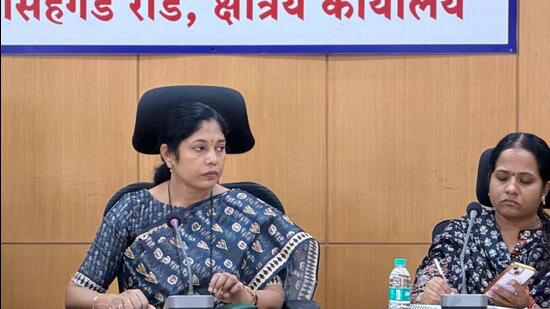 Mayor Manjusha Nagpure (left) on Wednesday directed traffic police to conduct survey of Sinhagad Road and submit report within 15 days to help prepare plan amid mounting complaints of congestion. (HT)
