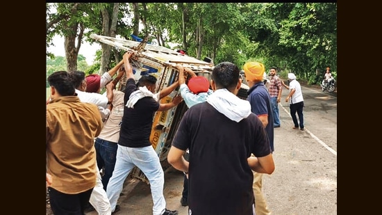 Onlookers assisting police in rescue efforts following the mishap near Rial Majri village on the Patiala-Bhadson road on Wednesday morning. (HT)