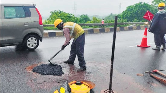 Thane, India - August -05, 2026: The death of 31-year-old Thane Disaster Response Force (TDRF) jawan Vikas Gore, who was killed after his motorcycle had hit a pothole on the MumbaiÐNashik Highway on Monday, has finally forced action on the dangerous stretch. ,in Thane ,in Mumbai, India, on, Wednesday, August -05, 2026. ( photo by Praful Gangurde / Hindustan Times )