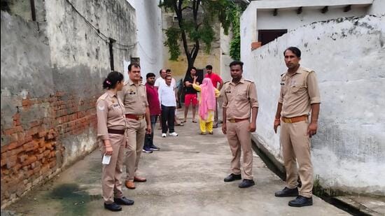 The action was carried out by UPPCL enforcement teams as well as a team from the Noida division as part of the power utility’s ongoing campaign. (HT Photo)