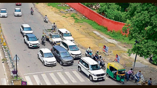 The road portion that has been awaiting construction near Bharat Nagar Chowk. (GURPREET SINGH/HT)