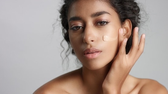 Tinted sunscreen and its benefits (magnific)