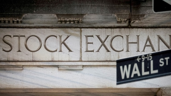 Wall Street opens mixed as Dow and S&P 500 futures rise while SpaceX and AMD shares fall, with investors watching AI stocks, jobs data and Fed rate plans. (REUTERS/Brendan McDermid//File Photo)