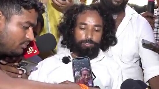 On a video call with Devendra Mahto in Ranchi, Sonam Wangchuk said that giving up water on top of a hunger strike is tantamount to suicide.