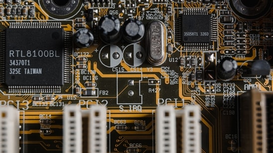 The staff dismiss him—until he takes off his jacket and reveals a gilet emblazoned with “SK Hynix”, a semiconductor firm known for handing out massive bonuses.