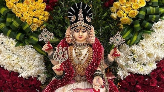 వరలక్ష్మీ వ్రతం 2026 ఎప్పుడు? మహిళలు తప్పక తెలుసుకోవాల్సిన పూజా నియమాలు! (pinterest)