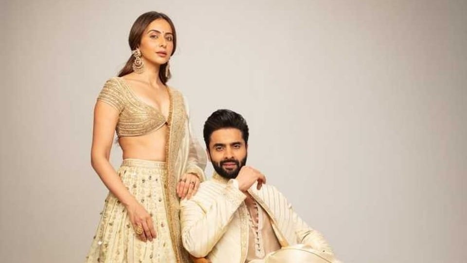 <p>రకుల్ ప్రీత్ సింగ్ తన భర్తతో కలిసి దిగిన ఫొటోలు సోషల్ మీడియాలో వైరల్ గా మారాయి. సెలబ్రిటీలు కూడా ఈ పిక్స్ కు ఫిదా అవుతున్నారు. </p>(instagram-Rakul Singh)