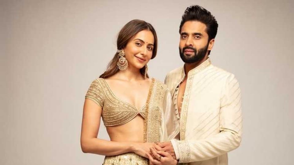 <p>హీరోయిన్లు కాజల్ అగర్వాల్, మంచు లక్ష్మి, ప్రగ్యా జైస్వాల్ ఈ ఫొటోలను లైక్ చేశారు. ఇక కామన్ పీపుల్ అయితే కామెంట్లలో ప్రేమ కురిపించేస్తున్నారు. </p>(instagram-Rakul Singh)