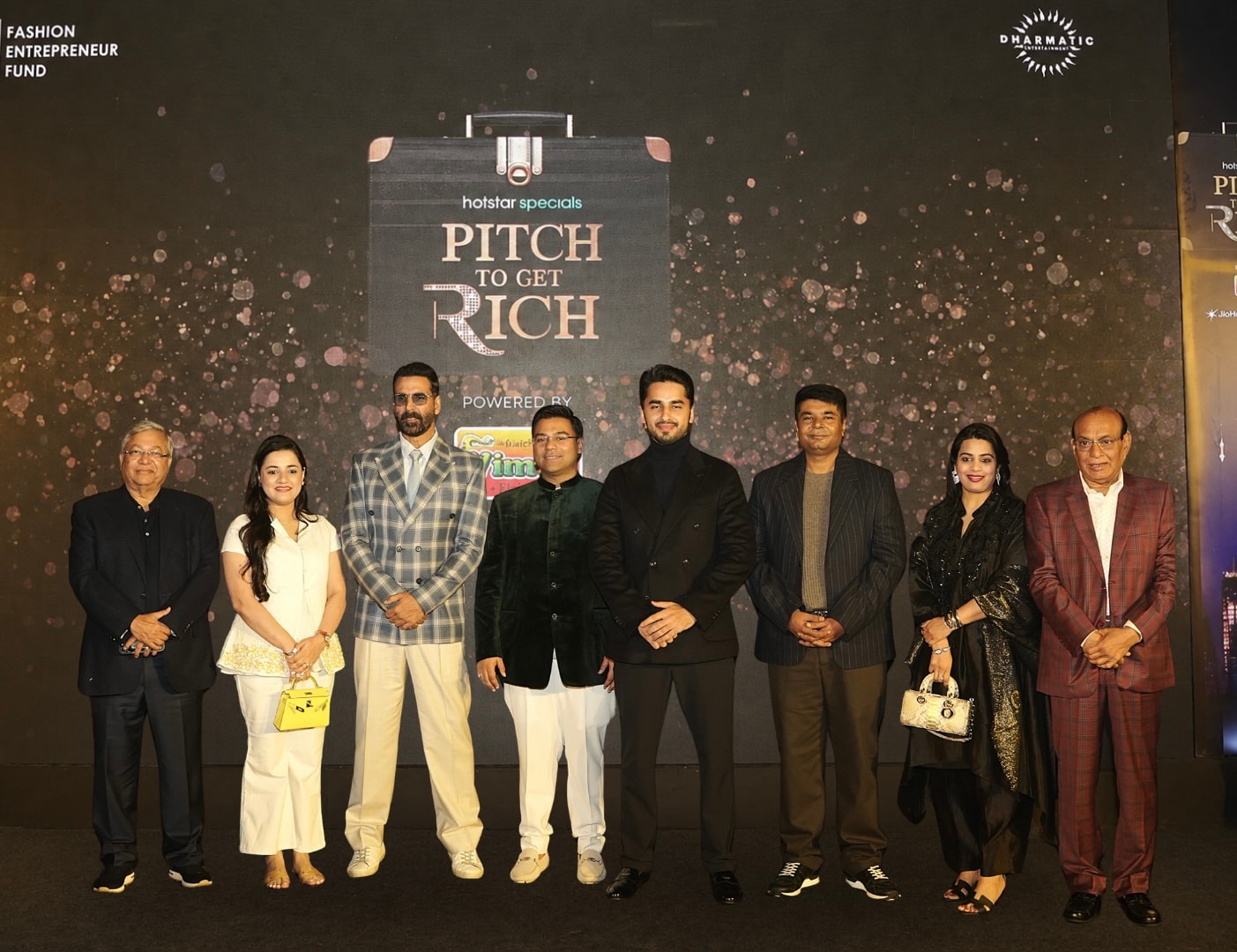 (L-R) Ravi Jaipuria, Ishmitaa Badalia, Akshay Kumar, Golu Bhai Badalia, Sahil Arora, Rajesh Chandan, Saloni Jain, Vagish Pathak