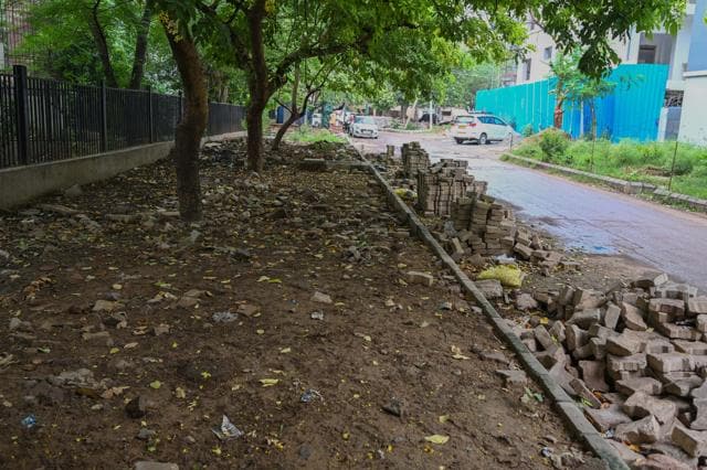 An unmaintained pedestrian path in South City 1, Block A, seen on Tuesday. (Parveen Kumar/HT)