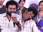 ఇదేందయ్యా.. సినిమా అంటే ఇంత పిచ్చా?.. స్టేజీపైనే చెంపపై టపాటపా కొట్టుకున్న నటుడు.. అందరూ షాక్.. వీడియో వైరల్