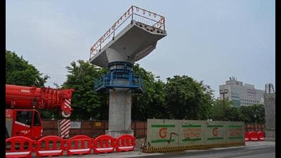 A senior GMRL official said that the pier cap was erected on a 7.8-metre-high pier near the Sector 40 traffic signal. (Parveen Kumar/HT) A senior GMRL official said that the pier cap was erected on a 7.8-metre-high pier near the Sector 40 traffic signal. (Parveen Kumar/HT)