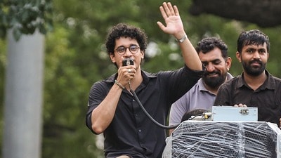 ককরোচ জনতা পার্টি (সিজেপি)-র মুখপাত্র সৌরভ দাসকে ঘিরে নতুন রাজনৈতিক বিতর্ক শুরু হয়েছে। (Vipin Kumar) ককরোচ জনতা পার্টি (সিজেপি)-র মুখপাত্র সৌরভ দাসকে ঘিরে নতুন রাজনৈতিক বিতর্ক শুরু হয়েছে। (Vipin Kumar)