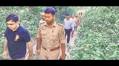 Dudhwa buffer zone officials during a combing operation. (HT) Dudhwa buffer zone officials during a combing operation. (HT)