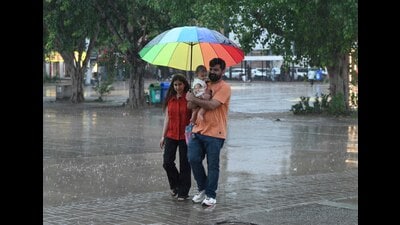 During the rain, a long traffic queue formed near the dividing road between Sectors 32 and 33. (Keshav Singh/HT)
