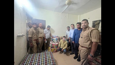 Excise department along with police officials conducted the raid (HT Photo) Excise department along with police officials conducted the raid (HT Photo)