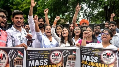 সংরক্ষণ ইস্যুতে উত্তপ্ত সোশ্যাল মিডিয়া-রাজপথ! (PTI) সংরক্ষণ ইস্যুতে উত্তপ্ত সোশ্যাল মিডিয়া-রাজপথ! (PTI)