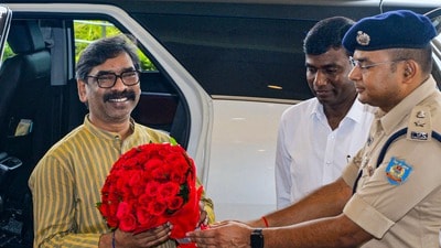 এবার সরাসরি মুখ্যমন্ত্রী হেমন্ত সোরেনের ইস্তফার দাবি তুললেন আন্দোলনকারীরা। (PTI) এবার সরাসরি মুখ্যমন্ত্রী হেমন্ত সোরেনের ইস্তফার দাবি তুললেন আন্দোলনকারীরা। (PTI)