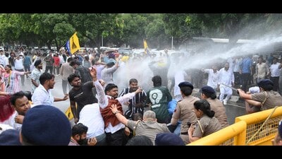 Police used water cannons at AAP leaders and workers to stop them from proceeding towards the Lok Bhavan in Chandigarh on Thursday. (Keshav Singh/HT) Police used water cannons at AAP leaders and workers to stop them from proceeding towards the Lok Bhavan in Chandigarh on Thursday. (Keshav Singh/HT)