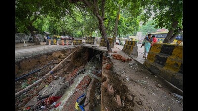 Residents said the brick-lined structure was in poor condition and warned that vendors operating on the slab faced serious safety risks. (Parveen Kumar/HT) Residents said the brick-lined structure was in poor condition and warned that vendors operating on the slab faced serious safety risks. (Parveen Kumar/HT)