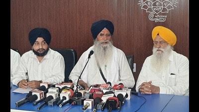 SGPC president Harjinder Singh Dhami with members addresses a press conference in Amritsar on Thursday. (Sameer Sehgal/HT) SGPC president Harjinder Singh Dhami with members addresses a press conference in Amritsar on Thursday. (Sameer Sehgal/HT)