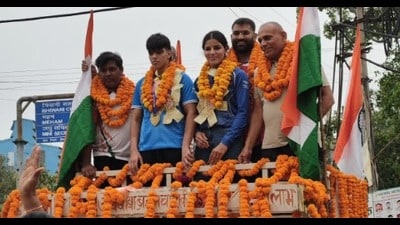 The procession ended at the Sarv Jatiya Jatu Khap platform, where the two boxers were felicitated by local organisations and village elders. (HT PHOTO) The procession ended at the Sarv Jatiya Jatu Khap platform, where the two boxers were felicitated by local organisations and village elders. (HT PHOTO)