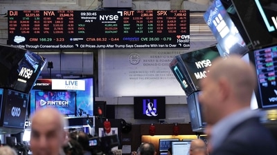 US stocks fell as oil prices and Treasury yields rose, while Dow, S&P 500 and Nasdaq faced pressure (Photo by Michael M. Santiago / GETTY IMAGES NORTH AMERICA / Getty Images via AFP) (Getty Images via AFP) US stocks fell as oil prices and Treasury yields rose, while Dow, S&P 500 and Nasdaq faced pressure (Photo by Michael M. Santiago / GETTY IMAGES NORTH AMERICA / Getty Images via AFP) (Getty Images via AFP)