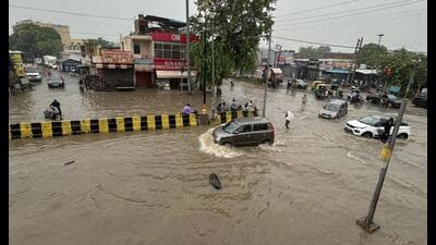 Vehicles navigate through a waterlogged stretch during the heavy monsoon rain at Sec 5 Road in Gurugram on Thursday. (Parveen Kumar/HT) Vehicles navigate through a waterlogged stretch during the heavy monsoon rain at Sec 5 Road in Gurugram on Thursday. (Parveen Kumar/HT)