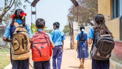 స్కూల్ హాలిడేస్ స్కూల్ హాలిడేస్