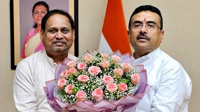 বুধবার মুখ্যমন্ত্রী শুভেন্দু অধিকারীর সঙ্গে বৈঠকের পর ফেসবুকে ছবি পোস্ট করেন হুমায়ুন কবীর।