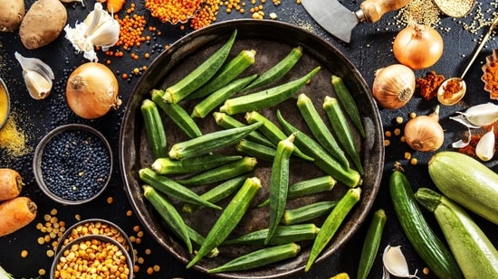 Okra has a slimy texture. Know what is the correct way to cook it!