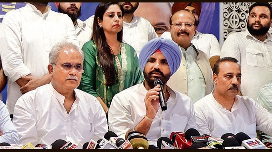 AICC General Secretary and In-Charge of Punjab Congress Affairs, Bhupesh Baghel, and Punjab Pradesh Congress committee president and Ludhiana MP, Amarinder Singh Raja Warring addressing a press conference. (Gurpreet Singh/HT)