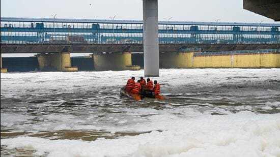 At Okhla barrage and ISBT bridge, the faecal coliform level has remained constant at 110,000 and 170,000 lakh units, respectively, in June and July. (Sunil Ghosh/HT Photo)