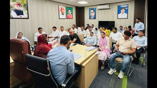 Both sides accused each other of assault, abuse and intimidation. No FIR has been registered yet, pending the outcome of the police inquiry. (HT)
