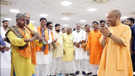 Chief minister Yogi Adityanath with members of the denotified and nomadic communities during a programme organised to thank the Uttar Pradesh government for constituting the Nomadic Development Board, in Lucknow on Thursday (HT PHOTO)