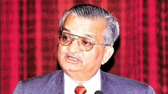 Maharashtra government has set up a four-member expert committee, headed by former Atomic Energy Commission chairman Anil Kakodkar, to re-examine the original alignment of Pune-Nashik semi high-speed rail corridor. (HT FILE)