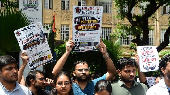 Mumbai, India - 06, Aug 2025: On the second day KEM Hospital resident doctors under the Maharashtra Association of Resident Doctors (MARD) began an indefinite state-wide strike opposing the proposal to grant Maharashtra Medical Council (MMC) registration to homeopathy practitioners, in Mumbai, India, on Thursday, Aug 06, 2026. (Photo by Bhushan Koyande/HT Photo)