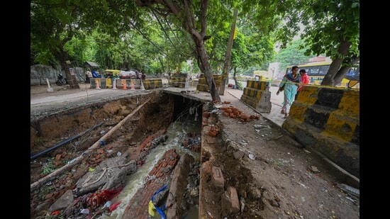 Residents said the brick-lined structure was in poor condition and warned that vendors operating on the slab faced serious safety risks. (Parveen Kumar/HT)