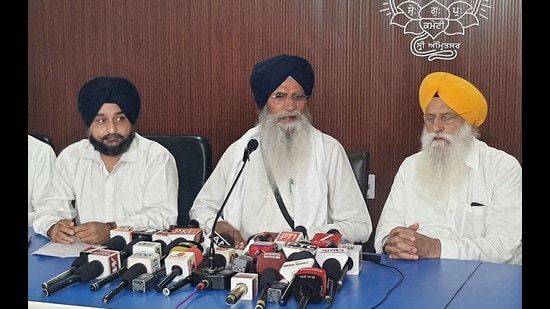 SGPC president Harjinder Singh Dhami with members addresses a press conference in Amritsar on Thursday. (Sameer Sehgal/HT)