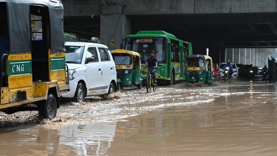 Vehicles wade through a waterlogged stretch on Mehrauli–Badarpur Road near Jamia Hamdard University after heavy rain on Wednesday, August 5 (Arvind Yadav/Hindustan Times)