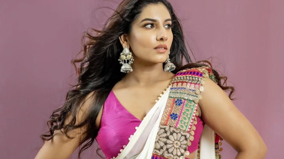 <p>అయితే ఇన్ స్టాగ్రామ్ లో ఫొటోలు పెడుతున్న విష్ణు ప్రియ.. టీవీ షోల్లో కూడా కనిపించాలని ఫ్యాన్స్ రిక్వెస్ట్ పెడుతున్నారు. </p>(instagram-Vishnu Priya Bhimeneni)