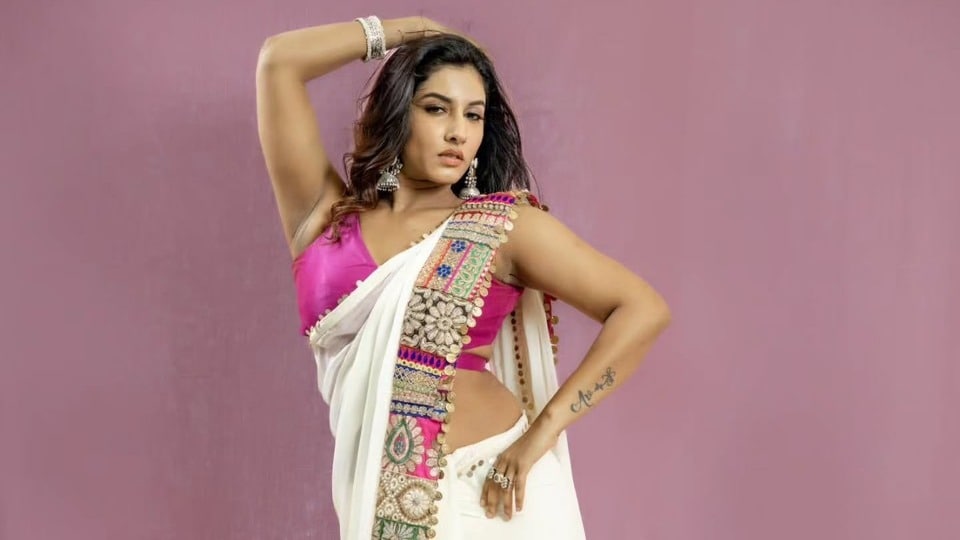 <p>చీరలో విష్ణు ప్రియ అందాలకు ఫ్యాన్స్ ఫిదా అవుతున్నారు. హార్ట్, ఫైర్ ఎమోజీలతో కామెంట్లు పెడుతున్నారు. </p>(instagram-Vishnu Priya Bhimeneni)