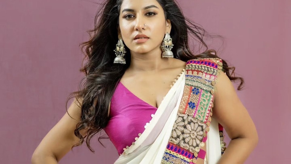 <p>యాంకర్ గా కెరీర్ స్టార్ట్ చేసిన విష్ణు ప్రియ.. యూట్యూబ్ లో డ్యాన్స్ వీడియోలతో అదరగొట్టింది. బిగ్ బాస్ తో మరింత ఫేమ్ సంపాదించుకుంది. ప్రస్తుతం ఖాళీగానే ఉంటుంది ఈ బ్యూటీ. </p>(instagram-Vishnu Priya Bhimeneni)
