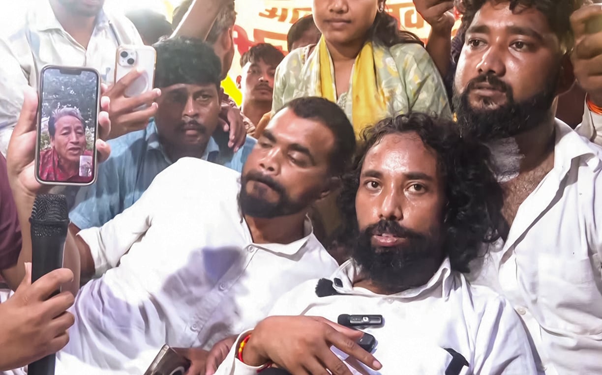 Environmentalist Sonam Wangchuk interacts with student leader Devendra Nath Mahato, who continues his hunger strike to protest against alleged irregularities in the JPSC, JJSC and various other competitive exams at Jaipal Singh Munda Stadium, in Ranchi on Wednesday. (ANI Video Grab)
