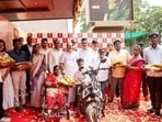 Hon'ble Speaker Thiru. J.C.D. Prabhakar (Speaker, Tamil Nadu Legislative Assembly), Thiru V.M.S. Mustafa (MLA, Madurai Central Constituency), Thiru Sivadasan TK (Chairman, Regal Jewellers), Mr. Vibin Shivdas (Managing Director & CEO, Regal Jewellers) and Mr. Gopal M.K. (COO, Regal Jewellers) with the beneficiary couples of Regal Sumangali Nermai Vizha during the presentation of Regal Jewellers' Commitment Certificates.