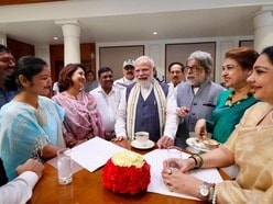 মোদীকে ঘিরে রচনা-সায়নীরা, টেবিলে হাসির ফোয়ারা! প্রধানমন্ত্রীকে বিশেষ উপহার জুনের