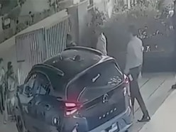 రాజమండ్రిలో యువతిపై కారు ఎక్కించిన యువకులు