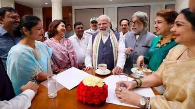 মোদীকে ঘিরে রচনা-সায়নীরা, টেবিলে হাসির ফোয়ারা! প্রধানমন্ত্রীকে বিশেষ উপহার জুনের মোদীকে ঘিরে রচনা-সায়নীরা, টেবিলে হাসির ফোয়ারা! প্রধানমন্ত্রীকে বিশেষ উপহার জুনের