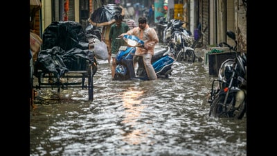A waterlogged stretch at Azad Market on Friday. (RAJ K RAJ /HT PHOTO) A waterlogged stretch at Azad Market on Friday. (RAJ K RAJ /HT PHOTO)
